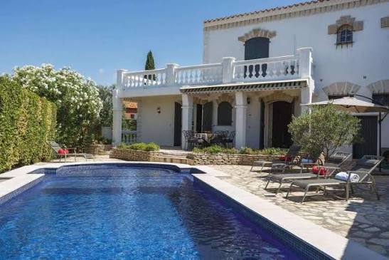 Smaller Mediterranean pool house